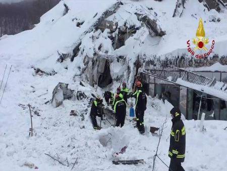 العثور على 6 أحياء بعد انهيار جليدي ضرب فندقاً بإيطاليا