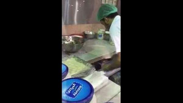 بالفيديو.. عامل يبصق على الطعام أثناء تحضيره!