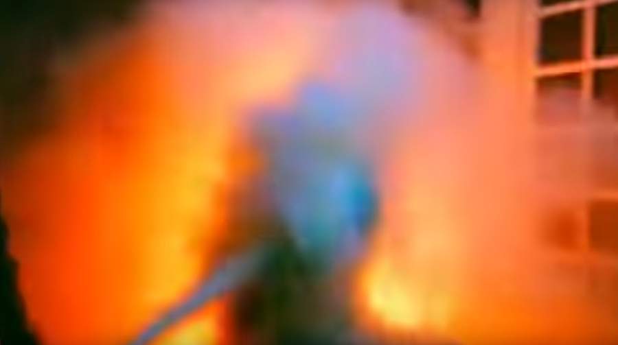 ضمن برنامج ساخر...مذيع كويتي يحرق شخصاً على الهواء مباشرة!