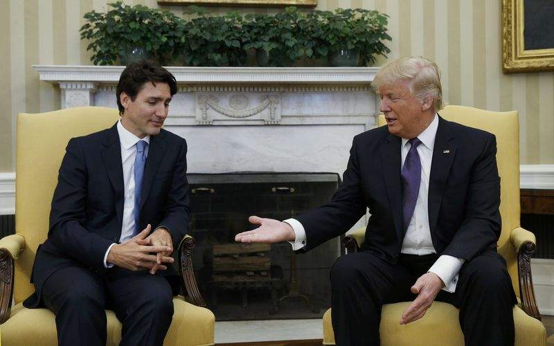 بالفيديو.. كيف تجنب رئيس وزراء كندا مصافحة ترامب الغريبة 