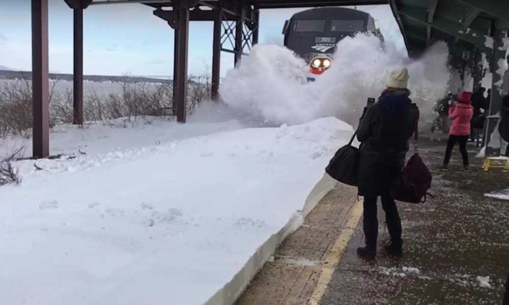 بالتصوير البطيء/ قطارٌ يغطي الركاب المنتظرين على رصيف المحطة بالثلج