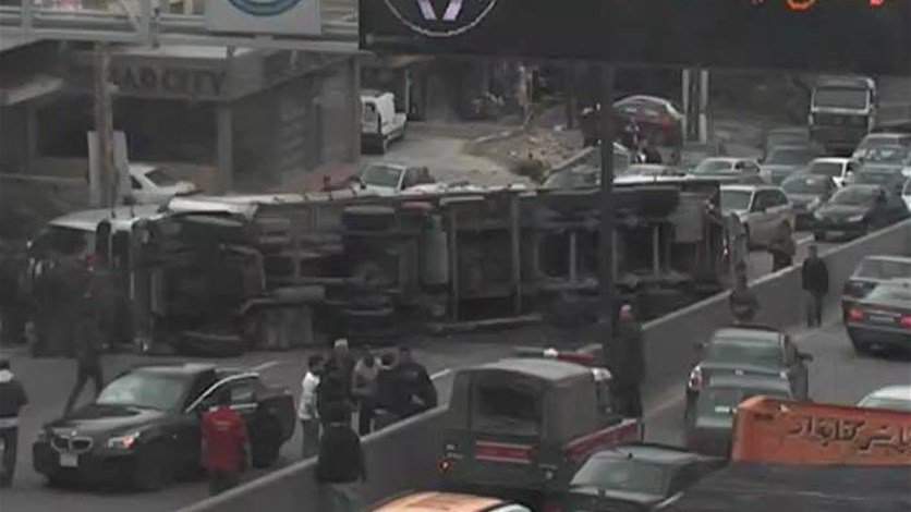 بالفيديو/ إنقلاب شاحنة على طريق الجمهور باتجاه البقاع