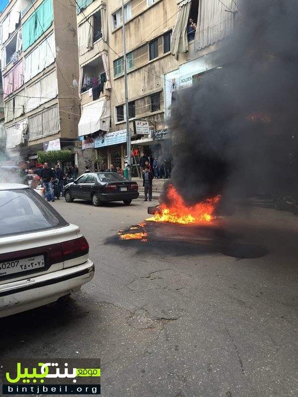 اعتصام و حرق اطارات احتجاجاً على الضرائب في الشياح على شارع اسعد اﻻسعد .