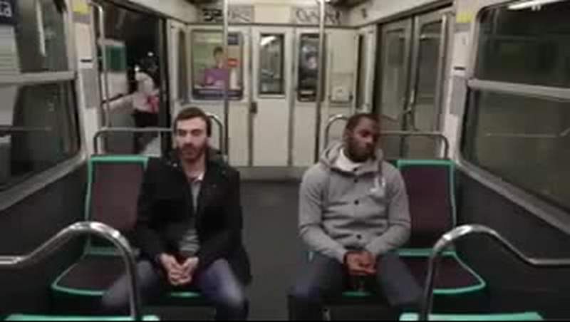 بالفيديو/ لأنه عنصري إختار الجلوس بجانب الرجل الأبيض.. وهذا ما حدث !