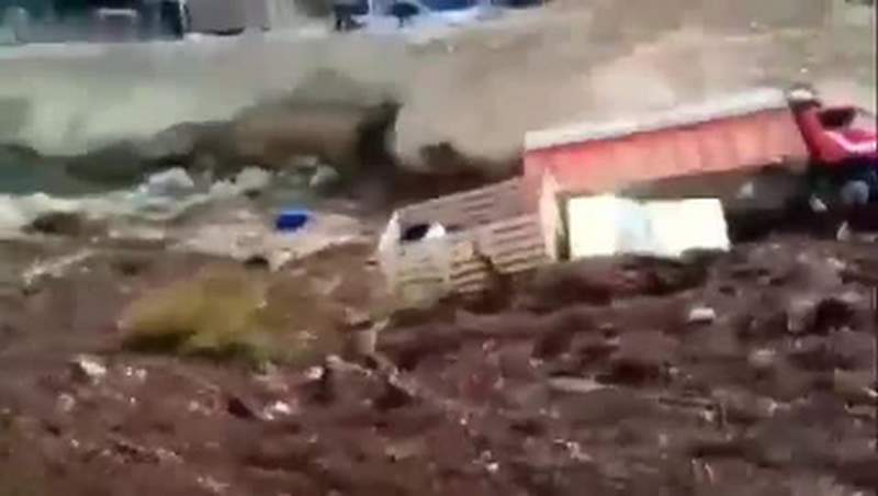 بالفيديو/ محاولة رجل للنجاة بحياته بعد أن اصطدمت شاحنته بانهيارات طينية