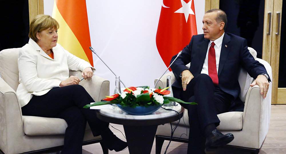 ميركل تهدد بحظر الحملات السياسية للساسة الأتراك