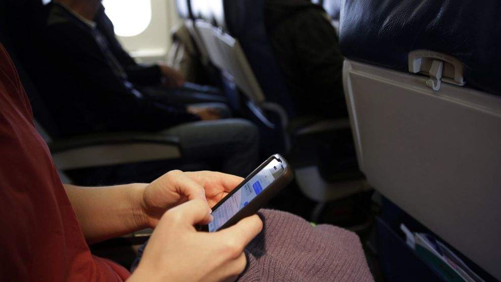 ما الذي يمكن أن يفعله هاتفك بالطائرة التي تركبها؟