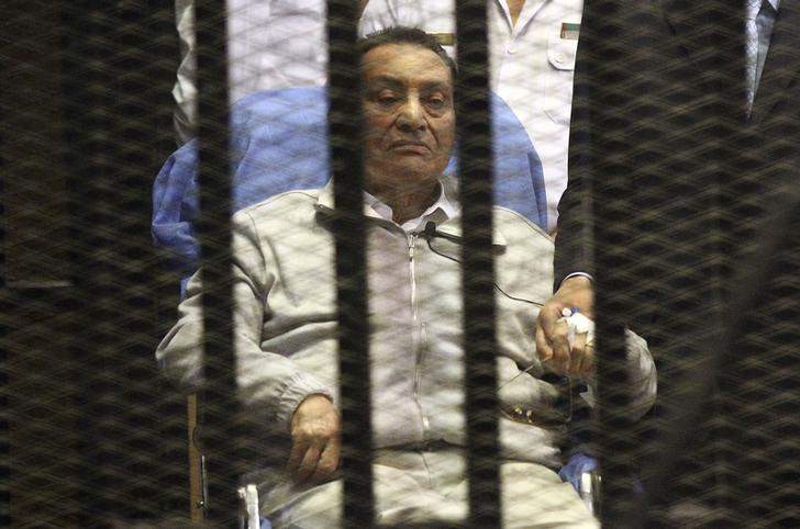 محكمة الجنايات المصرية تعيد مبارك إلى النيابة متهماً في قضية &quot;هدايا الأهرام&quot;
