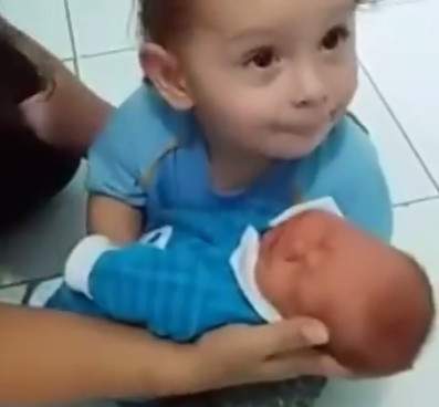بالفيديو: طفل أراد حمل شقيقه وأمه رفضت.. هذا ما فعله!