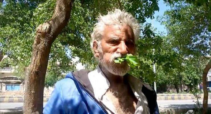  بالفيديو/ رجل يأكل أوراق الأشجار والأغصان لـ25 عامًا ولم يمرض قط!