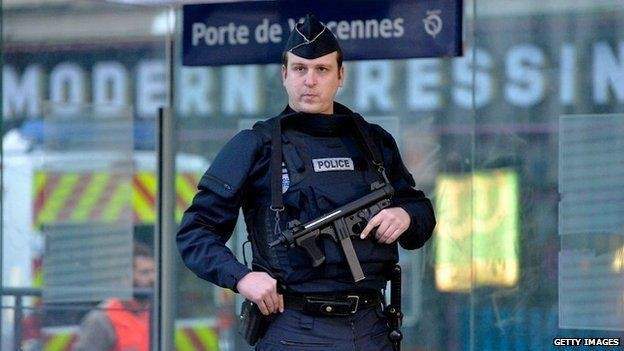 إصابة شرطيين فرنسيين بجروح بهجوم نفذه شخص يعتقد أنه متطرف