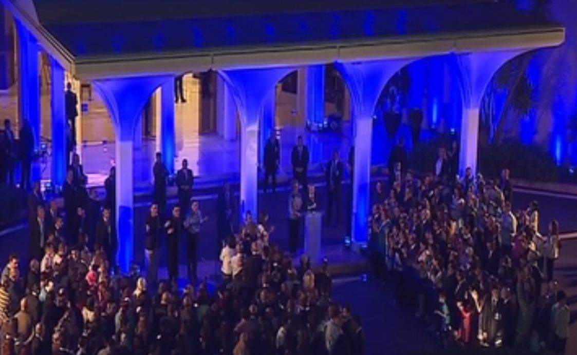 بالصورة/ إضاءة قصر بعبدا باللون الأزرق في هذه الأثناء في ختام شهر التوعية على التوحد
