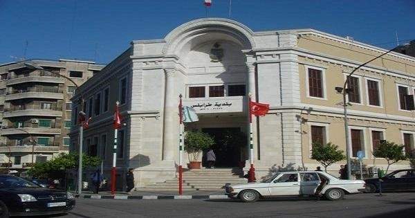 عشرات الاشخاص يعتدون بالضرب بالعصي والسكاكين على عناصر من بلدية طرابلس