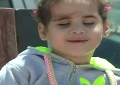بالفيديو/ فاطمة عيسى إبنة الـ5 سنوات فقدت بصرها جرّاء إهمال طبي.. وأصبحت في الشارع