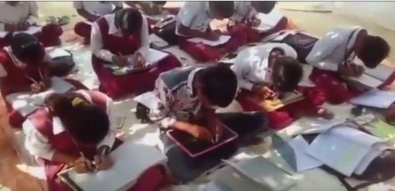 بالفيديو ـ تلاميذ هنود يكتبون بكلتا اليدين في نفس الوقت