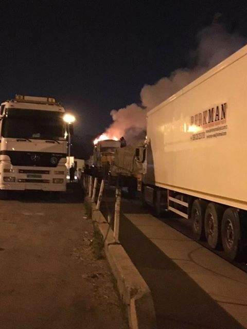 بالصورة/ اندلاع حريق داخل شاحنة محملة بالألبسة داخل حرم مرفأ طرابلس