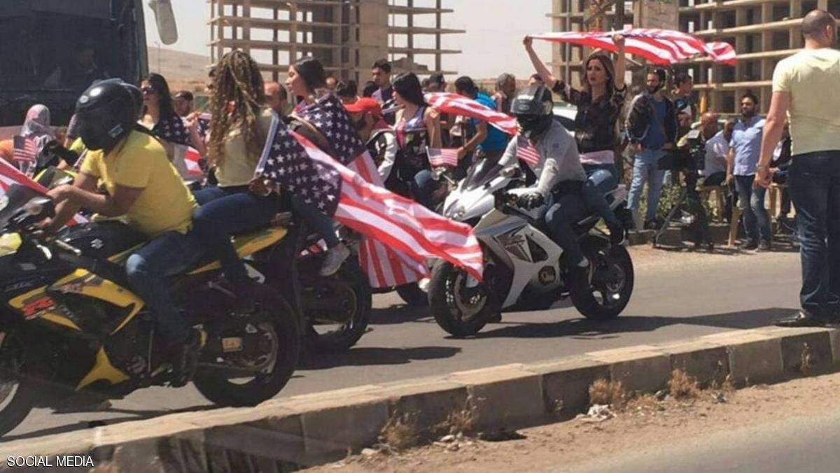 ما قصة الأعلام الأميركية التي رفعت وسط دمشق؟