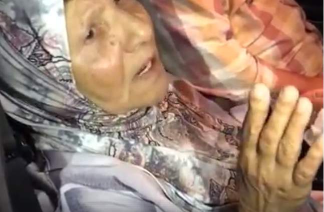 لحظة الافراج عن الحاجة السبعينية خديجة اسعد المصابة بالسرطان بعد ان سجنتها مدع عام النبطية بتهمة بناء خيمة على السطح 