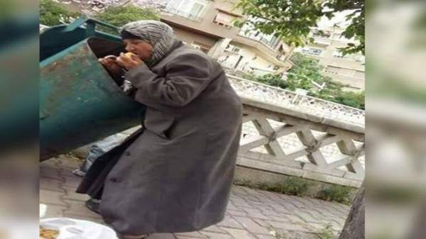 الصورة التي هزّت دمشق.. سيدة تأكل من القمامة!