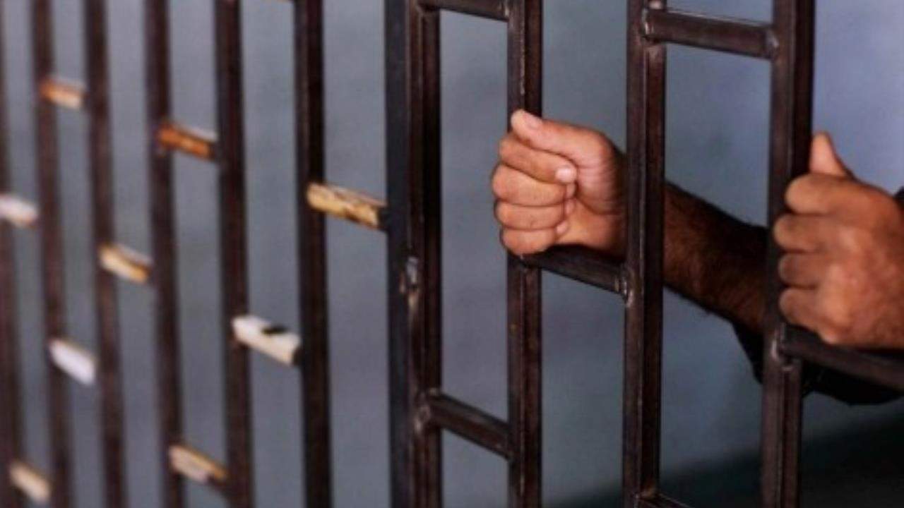 سجين في سجن القبة يفرّ من &quot;شرّاقة&quot; مكيّف الدورية ليطمئن على والدته