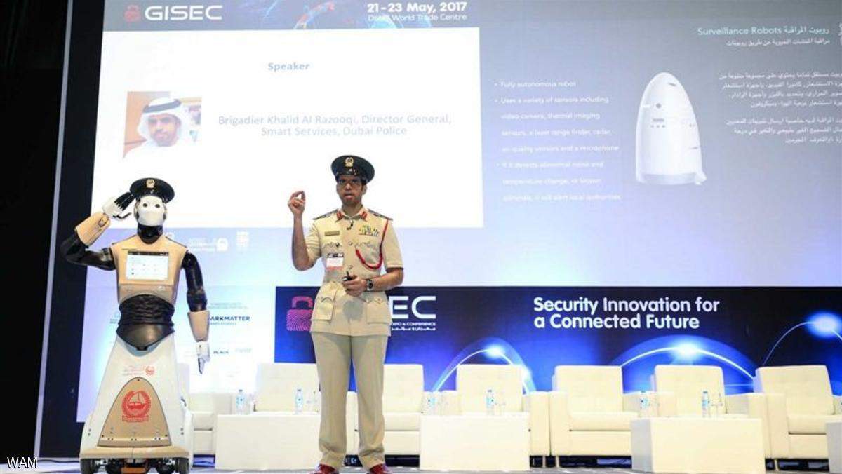 أول شرطي آلي ينضم إلى شرطة دبي