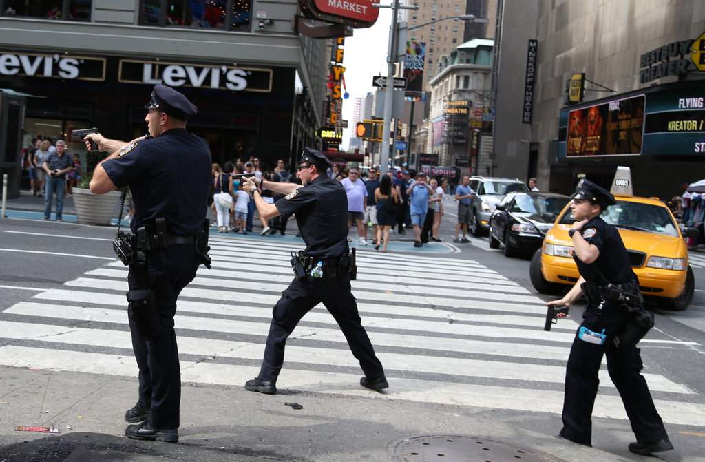 الشرطة الأميركية: طعن 3 أشخاص في مانهاتن في نيويورك وفرار منفذ العملية