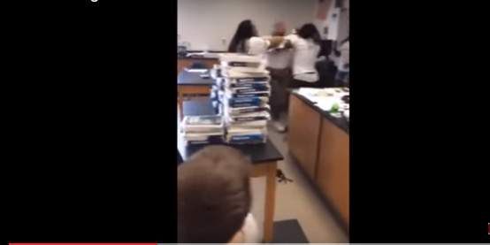 بالفيديو.. شجار &quot;طاحن&quot; بين معلمتين داخل الصف!
