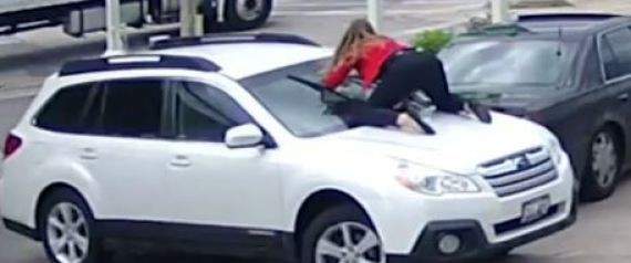 بالفيديو: قفزت مستميتة لمنع سرقة سيارتها.. وأجبرت اللص على الفرار