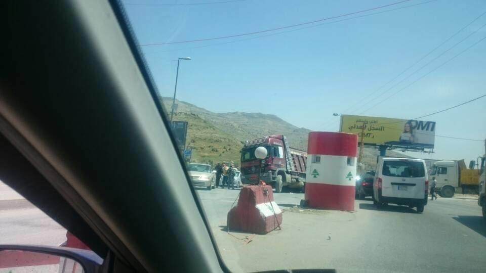 سائق &quot;فان&quot; يحاول الفرار عند حاجز ضهر البيدر.. هذا ما حصل
