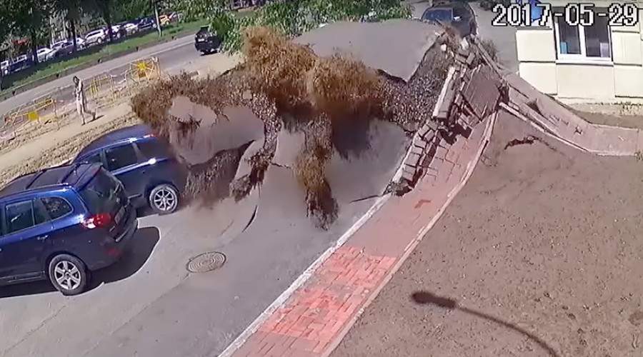 قسطل مياه ينفجر تحت الأرض ويخلّف كارثة.. شاهدوا ماذا حصل!