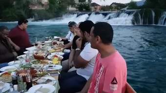 بالفيديو / إفطار  رمضاني مدهش عند هذه الشلالات !