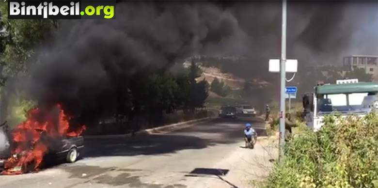 بالفيديو / اندلاع النيران في سيارة على طريق رامية الجنوبية .. والصدمة عندما اتصل للمساعدة !