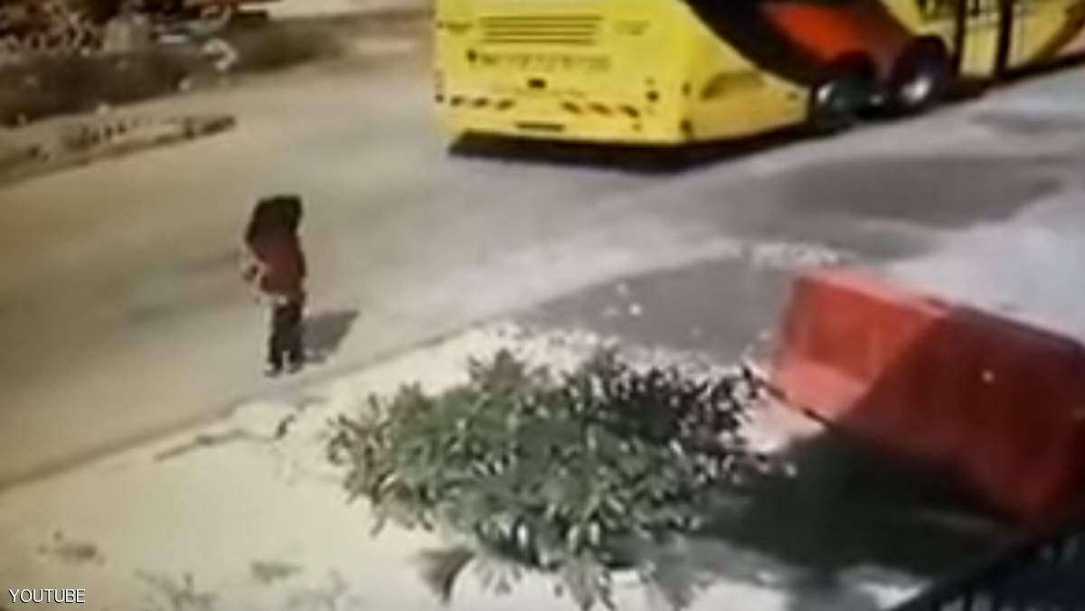 فلسطينية &quot;تطرد&quot; جنديا إسرائيليا.. وهي ميتة! 