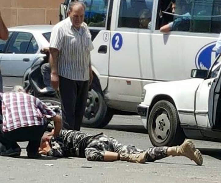 بالصورة/ حادث سير  في دير الزهراني واصابة شاب من الامن العام 