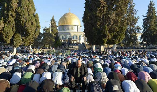 الشرطة الإسرائيلية تهاجم المصلين داخل المسجد الأقصى وإصابة عدد من الفلسطينيين