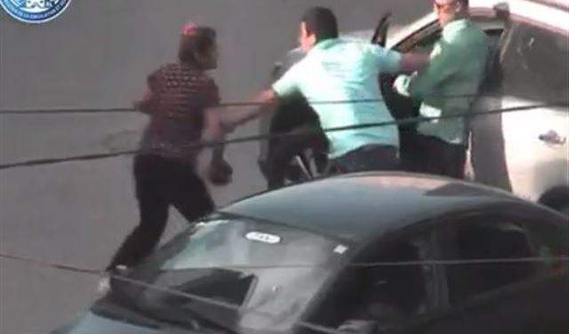بالفيديو: اعتدت على سيارته بالضرب!