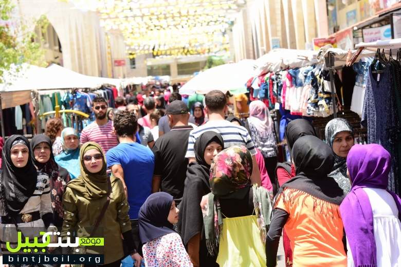 بالصور / دفق بشري على سوق الخميس في بنت جبيل وحركة تجارية نشطة عشية الفطر السعيد 