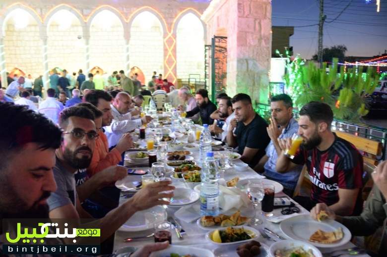 افطار رمضاني حاشد في المسجد الكبير ودرع تقديري من موقع بنت جبيل للجنة المسجد لإظهاره بأفضل حلة رمضانية في لبنان