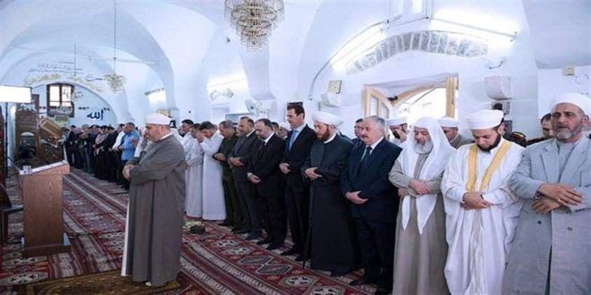 بالصورة - لأول مرة منذ بدء الأزمة السوريّة... الرئيس الاسد ادى صلاة العيد بحماة 