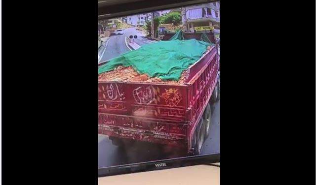 بالفيديو من لبنان.. انقذت نفسها من شاحنة كادت تدهسها