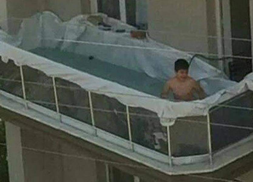  طفل يُحوّل شرفة منزله إلى حمام سباحة!