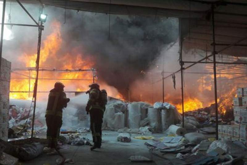 حريق ضخم في ايران و اصابة نحو 100 عامل 