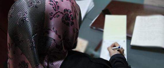 لأول مرة في بريطانيا.. مدرسة تدرج &quot;الحجاب&quot; ضمن الزيّ الرسمي لطالباتها.. فما الذي أثار اعتراضهم؟