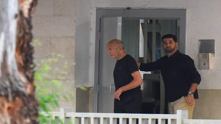 إطلاق سراح إيهود أولمرت لأسباب صحّية وآخرها آلام في الصدر