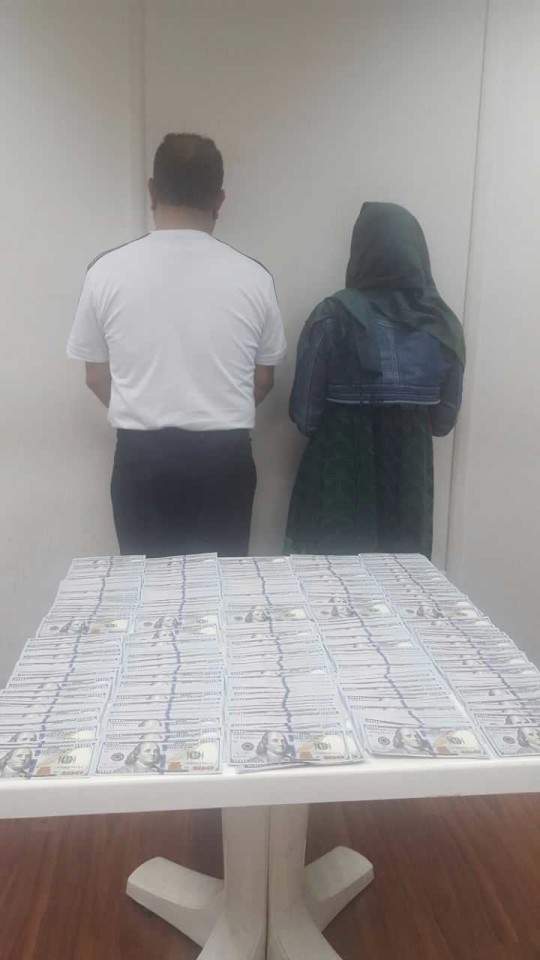 بالفيديو/ ضبط عصابة تزوّر أموالاً...بحوزتها 100 ألف دولار مزيّفة