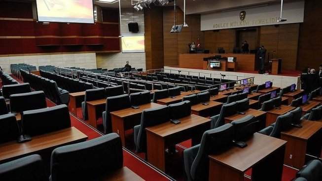 مسلح يقتل شرطيا في محكمة تركية ويصيب محاميا ويحتجز شخصا رهينة