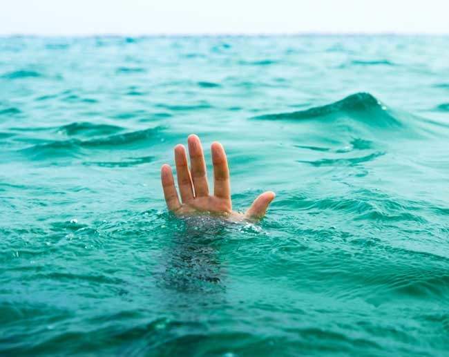 إنقاذ شابين عند شاطئ القاسمية والبحث جارٍ عن آخر