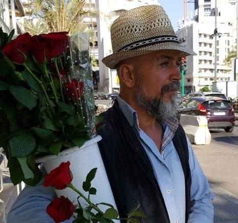 &quot;أوصلنا الثياب الداخلية للصين&quot;.. بائع الورد &quot;السوري&quot; على الكورنيش يكشف الكثير!