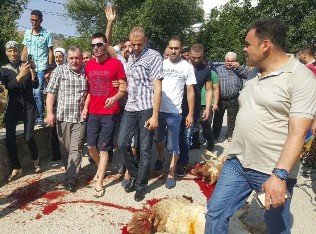 بالصورة..الجندي الذي أصيب بجروحٍ خطيرة في عينه في عرسال تعافى وعاد الى مسقط رأسه وسط الزغاريد