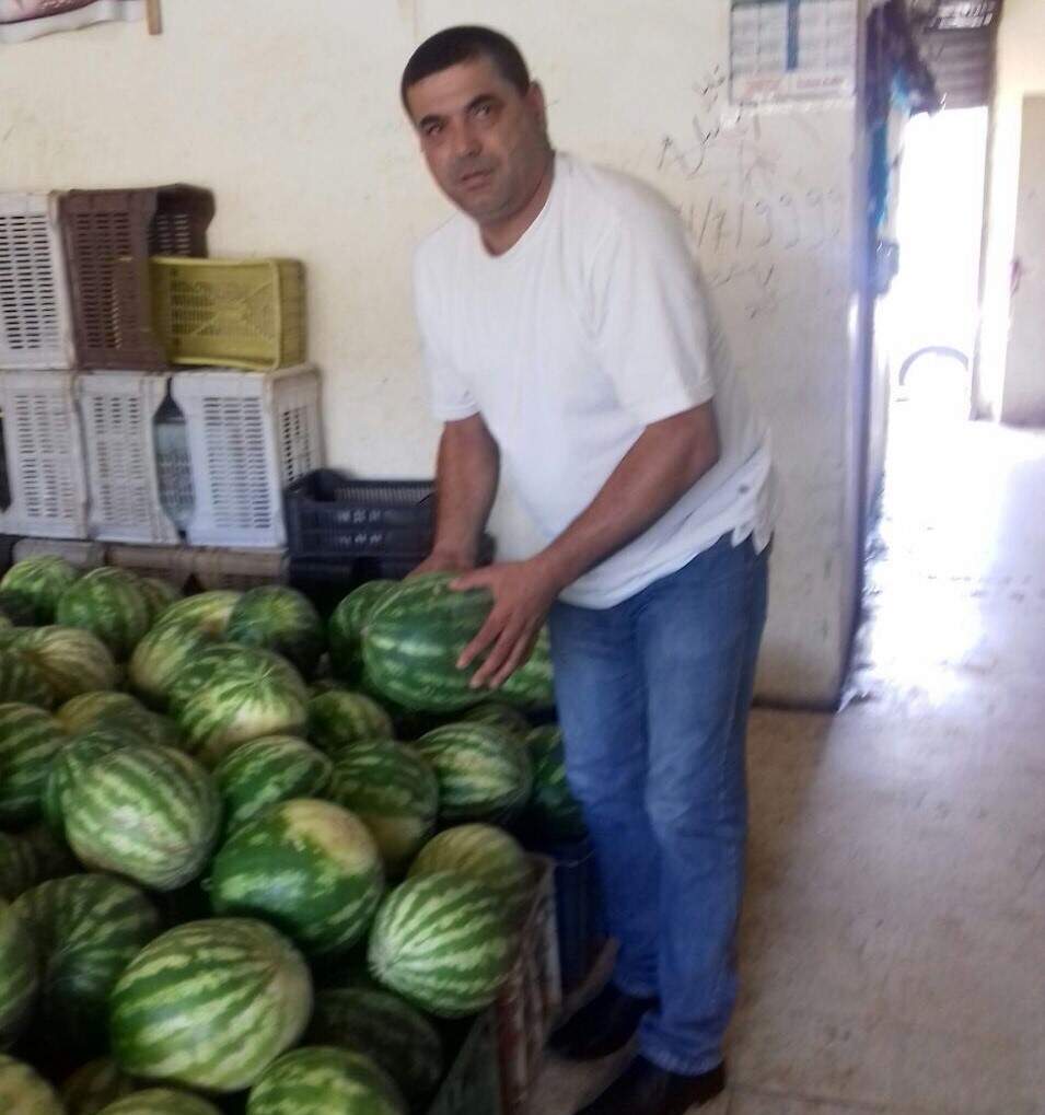 مزارعو البطيخ في صور رموا محاصيلهم احتجاجاً على المضاربة والخسائر بالملايين 